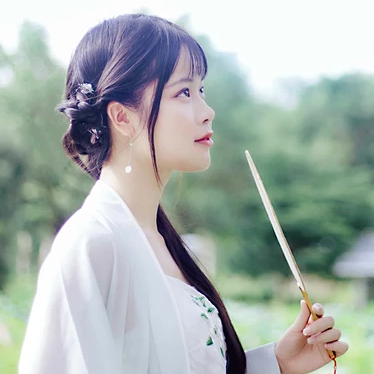 荷塘邊帶傘女生頭像，唯美古風(fēng)真人頭像