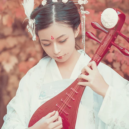 落葉意境彈琵琶女生頭像，唯美古風真人頭像