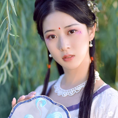 紅花綠葉帶團(tuán)扇女生頭像，唯美古風(fēng)真人頭像