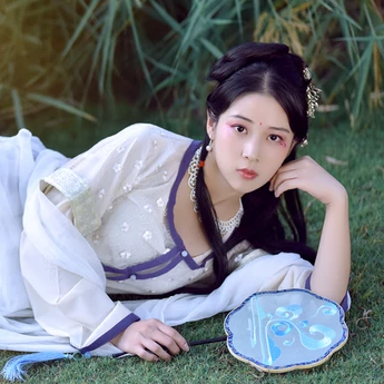 紅花綠葉帶團(tuán)扇女生頭像，唯美古風(fēng)真人頭像