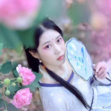 紅花綠葉帶團(tuán)扇女生頭像，唯美古風(fēng)真人頭像
