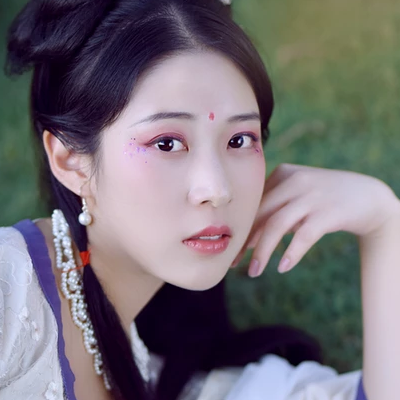 紅花綠葉帶團(tuán)扇女生頭像，唯美古風(fēng)真人頭像