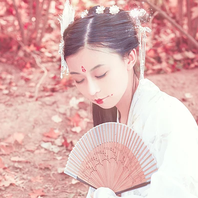 落葉意境彈琵琶女生頭像，唯美古風真人頭像