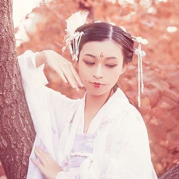 落葉意境彈琵琶女生頭像，唯美古風真人頭像