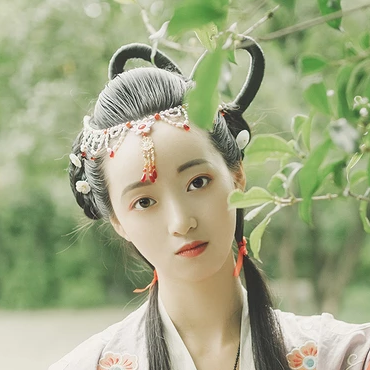 秋庭帶團(tuán)扇女生頭像，唯美古風(fēng)真人頭像