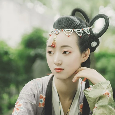 秋庭帶團(tuán)扇女生頭像，唯美古風(fēng)真人頭像