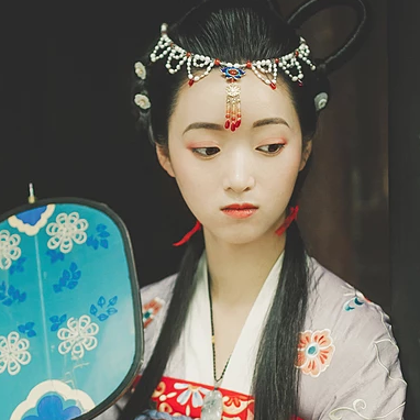 秋庭帶團(tuán)扇女生頭像，唯美古風(fēng)真人頭像