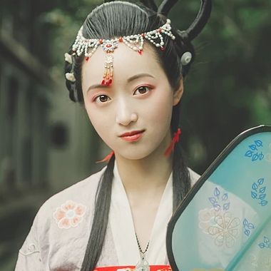 秋庭帶團(tuán)扇女生頭像，唯美古風(fēng)真人頭像