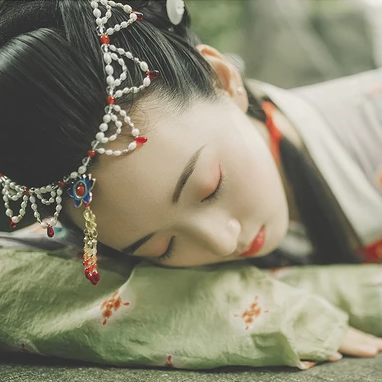 秋庭帶團(tuán)扇女生頭像，唯美古風(fēng)真人頭像