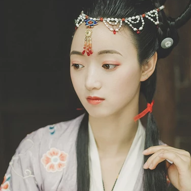 秋庭帶團(tuán)扇女生頭像，唯美古風(fēng)真人頭像