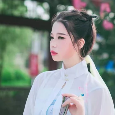 清新嫩綠帶傘女生頭像，唯美古風(fēng)真人頭像