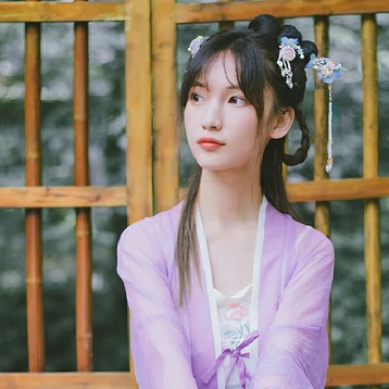 淡紫色帶團(tuán)扇女子頭像，唯美古風(fēng)真人頭像