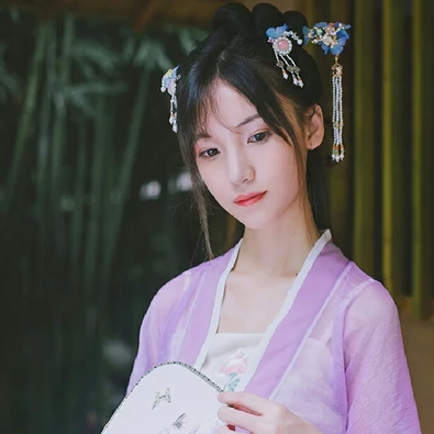 淡紫色帶團(tuán)扇女子頭像，唯美古風(fēng)真人頭像