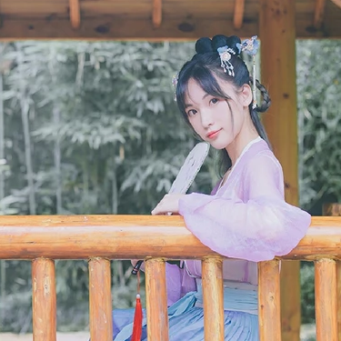 淡紫色帶團(tuán)扇女子頭像，唯美古風(fēng)真人頭像
