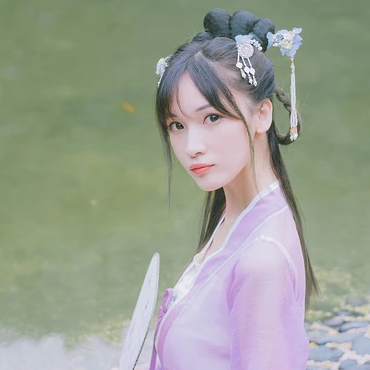 淡紫色帶團(tuán)扇女子頭像，唯美古風(fēng)真人頭像