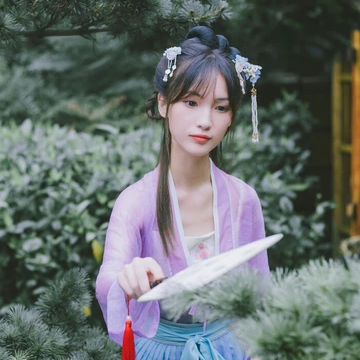 淡紫色帶團(tuán)扇女子頭像，唯美古風(fēng)真人頭像