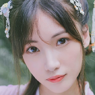 淡紫色帶團(tuán)扇女子頭像，唯美古風(fēng)真人頭像