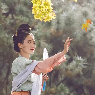 秋風(fēng)落葉女子頭像，唯美古風(fēng)真人頭像