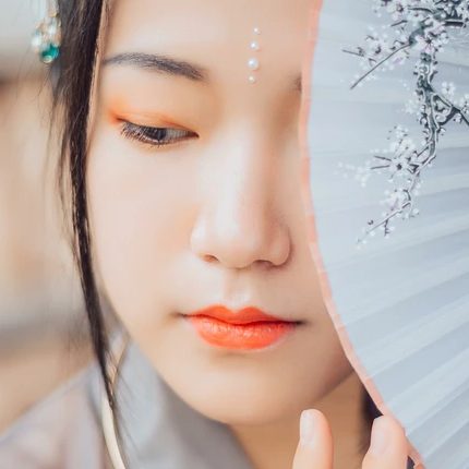 暮秋山行帶傘女生頭像，唯美古風(fēng)真人頭像