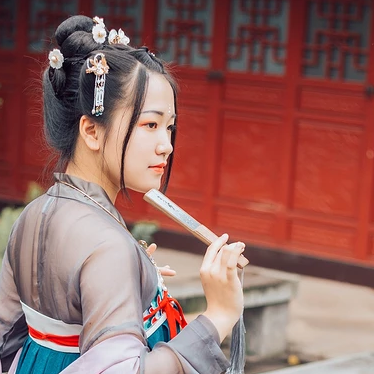 暮秋山行帶傘女生頭像，唯美古風(fēng)真人頭像