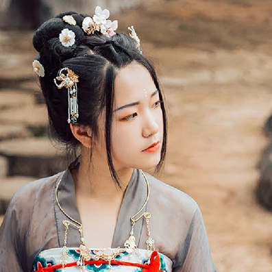 暮秋山行帶傘女生頭像，唯美古風(fēng)真人頭像