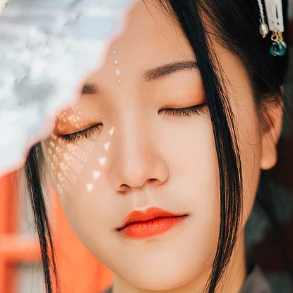 暮秋山行帶傘女生頭像，唯美古風(fēng)真人頭像