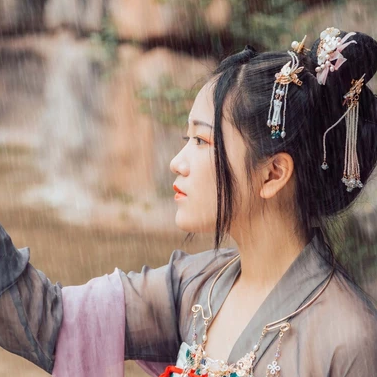 暮秋山行帶傘女生頭像，唯美古風(fēng)真人頭像