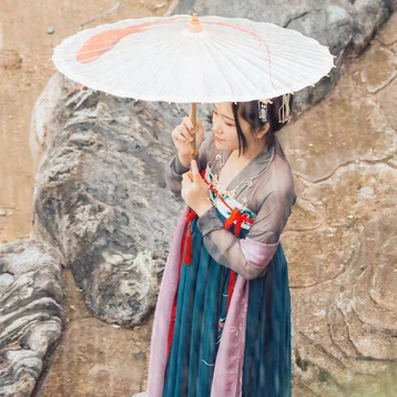 暮秋山行帶傘女生頭像，唯美古風(fēng)真人頭像