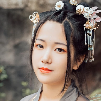 暮秋山行帶傘女生頭像，唯美古風(fēng)真人頭像