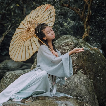 南溪山夢帶傘女生頭像，唯美古風(fēng)真人頭像